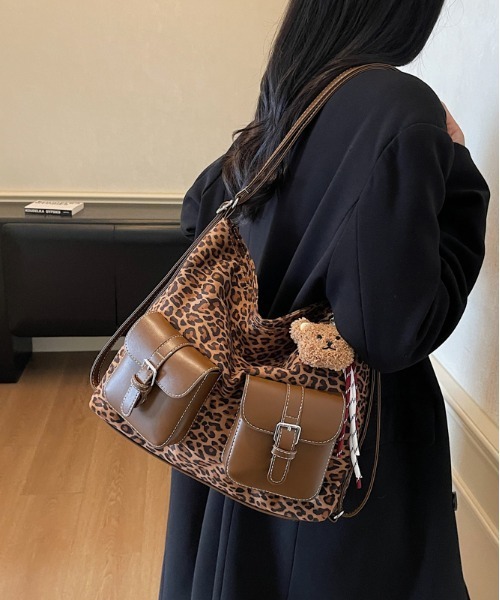 FREE STYLISTS（フリー スタイリスト）の「Y2K  3WAY マルチポケット ショルダーバッグ ヒョウ柄 チャーム付  大容量 A4収納（ショルダーバッグ・レディース・レオパード/カーキ・FREE）」の19枚目の写真