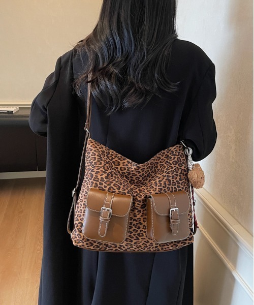 FREE STYLISTS（フリー スタイリスト）の「Y2K  3WAY マルチポケット ショルダーバッグ ヒョウ柄 チャーム付  大容量 A4収納（ショルダーバッグ・レディース・レオパード/カーキ・FREE）」の22枚目の写真