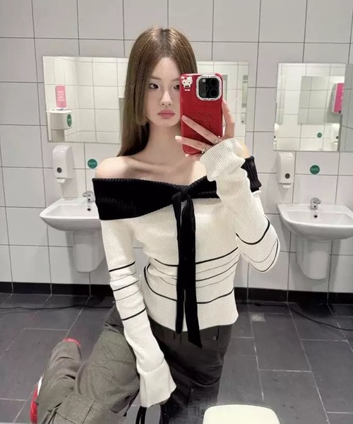 VIBGYOR(ヴィブジョー)の「【EIZZ/アイズ】バイカラー リボン オフショルダー リブニット トップス(ニット/セーター・レディース・ホワイト・FREE)」の5枚目の写真