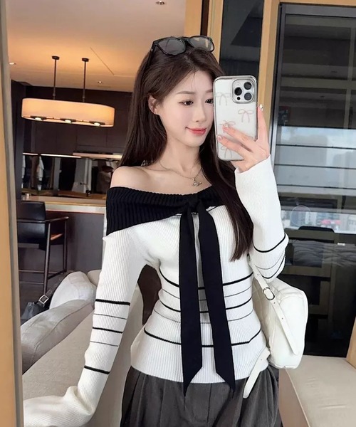 VIBGYOR(ヴィブジョー)の「【EIZZ/アイズ】バイカラー リボン オフショルダー リブニット トップス(ニット/セーター・レディース・ホワイト・FREE)」の4枚目の写真