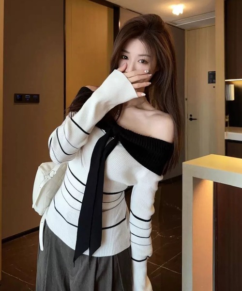 VIBGYOR(ヴィブジョー)の「【EIZZ/アイズ】バイカラー リボン オフショルダー リブニット トップス(ニット/セーター・レディース・ホワイト・FREE)」の3枚目の写真