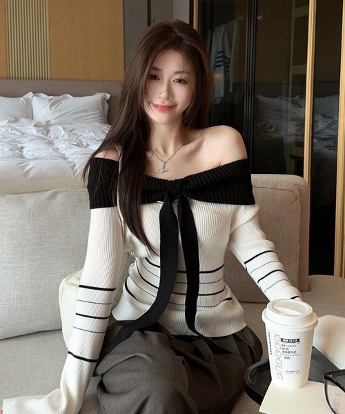 VIBGYOR(ヴィブジョー)の「【EIZZ/アイズ】バイカラー リボン オフショルダー リブニット トップス(ニット/セーター・レディース・ホワイト・FREE)」の2枚目の写真