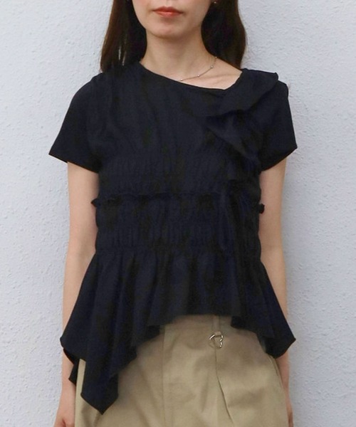 archives(アルシーヴ)の「【アシメフリルで視線を惹く主役TEE】アシメギャザーフリルTEE(Tシャツ/カットソー・レディース・クリーム/ブラック/オフホワイト・MEDIUM)」の2枚目の写真