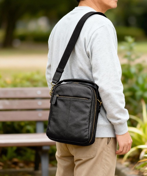 sankyo shokai（サンキョウショウカイ）の「メンズ 牛革 縦型 ショルダーバッグ（ショルダーバッグ・メンズ・ブラック・FREE）」の3枚目の写真