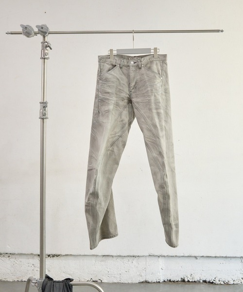 NVRFRGT(ネヴァーフォーゲット)の「3D TWISTED JEANS 3.0(デニムパンツ・メンズ・グレー・1/2/3)」の3枚目の写真