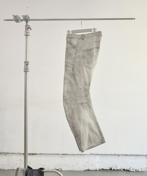 NVRFRGT(ネヴァーフォーゲット)の「3D TWISTED JEANS 3.0(デニムパンツ・メンズ・グレー・1/2/3)」の2枚目の写真