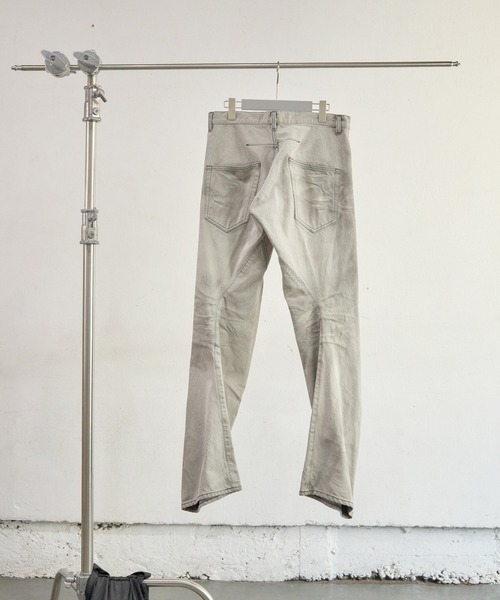 NVRFRGT(ネヴァーフォーゲット)の「3D TWISTED JEANS 3.0(デニムパンツ・メンズ・グレー・1/2/3)」の6枚目の写真