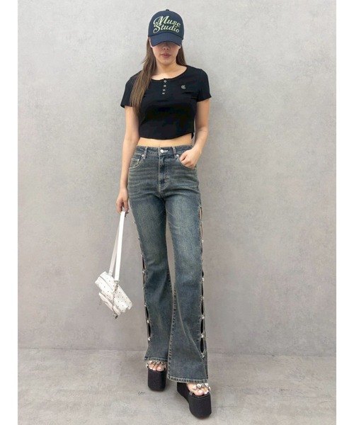 EVRIS(エヴリス)の「【完売カラー再生産!】サイドビジューフレアデニムパンツ(デニムパンツ・レディース・ブルー/インディゴブルー/ブラック・X-SMALL/MEDIUM/SMALL)」の7枚目の写真