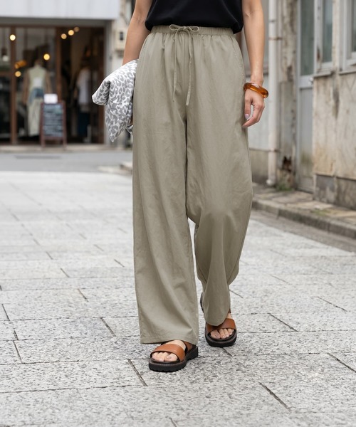 STYLE DELI(スタイルデリ)の「涼しいシボ感ギャザーワイドパンツ(その他パンツ・レディース・サンドベージュ/ナチュラル・FREE/TALL)」の2枚目の写真