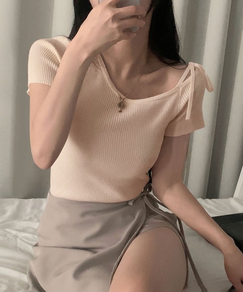 Girly Doll(ガーリードール)の「リボンワンショルダー半袖リブニット(その他トップス・レディース・グリーン/ピンク/オフホワイト/ネイビー/ピンクベージュ・FREE)」の1枚目の写真