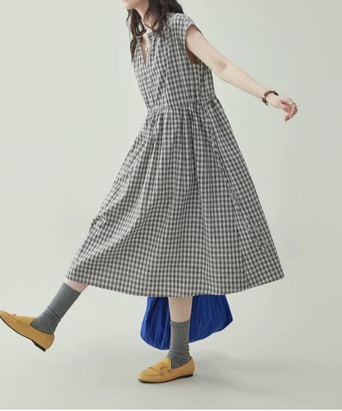 ＆soiree（アンドソワレ）の「チェック柄Vネックフレアノースリーブワンピース（ワンピース・レディース・ブラック・X-LARGE/LARGE/MEDIUM）」の5枚目の写真