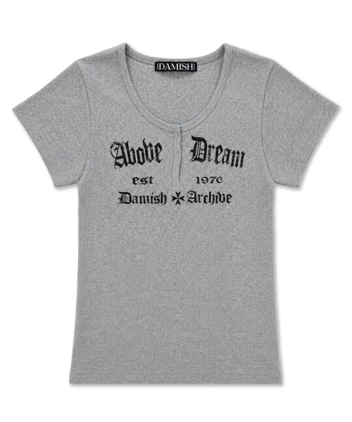 DAMISH(ダミシュ)の「アボーブドリームレタリングスナップボタンスリーブ_グレー(Tシャツ/カットソー・レディース・グレー・OS)」の1枚目の写真