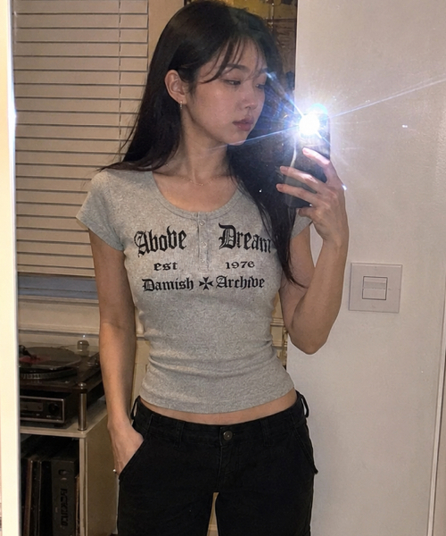DAMISH(ダミシュ)の「アボーブドリームレタリングスナップボタンスリーブ_グレー(Tシャツ/カットソー・レディース・グレー・OS)」の2枚目の写真