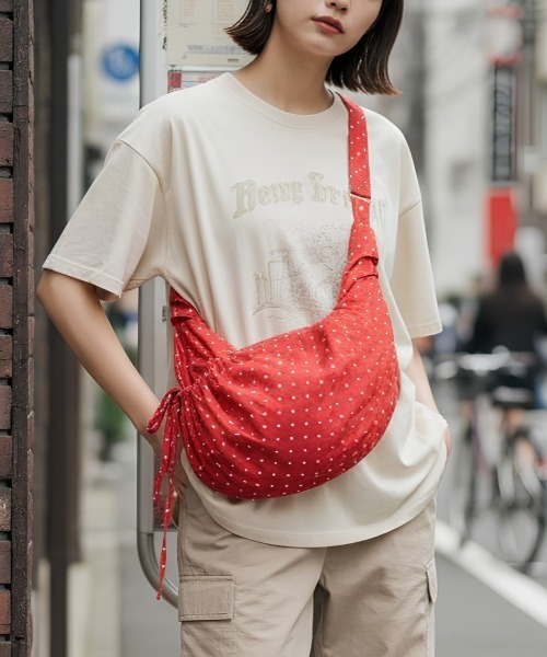 center i（センターアイ）の「ドットリボンワンショルダーバッグ（ショルダーバッグ・レディース・ブラック/ホワイト/レッド・FREE）」の2枚目の写真