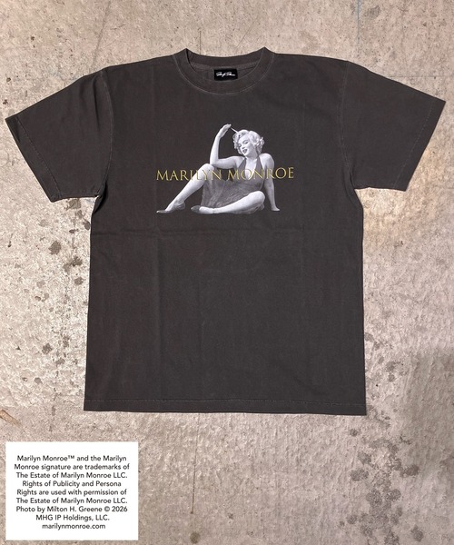 minius(ミニウス)の「【MARILYN MONROE/マリリン・モンロー】フォトTシャツ ピグメント染め ヴィンテージ ユニセックス モノクロ ゴールドロゴ(Tシャツ/カットソー・メンズ・ホワイト/ブラック・X-LARGE/SMALL/MEDIUM/LARGE)」の1枚目の写真