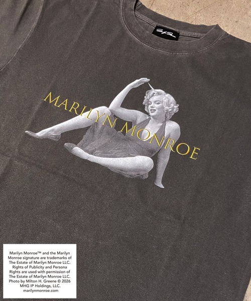 minius(ミニウス)の「【MARILYN MONROE/マリリン・モンロー】フォトTシャツ ピグメント染め ヴィンテージ ユニセックス モノクロ ゴールドロゴ(Tシャツ/カットソー・メンズ・ホワイト/ブラック・X-LARGE/SMALL/MEDIUM/LARGE)」の4枚目の写真