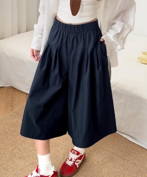 Forcement(フォースメント)の「ふんわり広がって軽やかに履ける、大人カジュアルキュロット。(その他パンツ・レディース・ホワイト/ネイビー・FREE)」の1枚目の写真