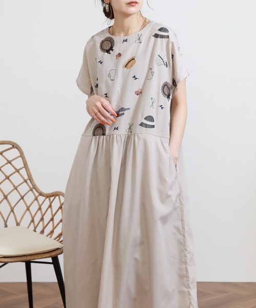 Emago(イマゴ)の「EMAGO いろんな帽子刺繍ワンピース 半袖(ワンピース・レディース・ベージュ/ネイビー・FREE)」の1枚目の写真