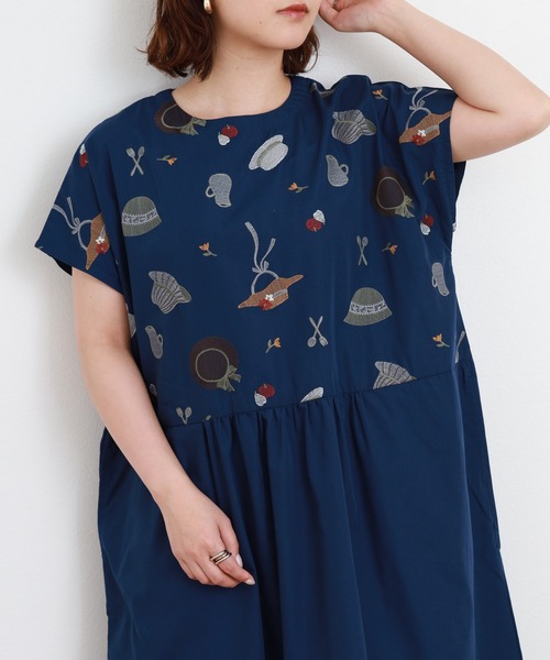 Emago(イマゴ)の「EMAGO いろんな帽子刺繍ワンピース 半袖(ワンピース・レディース・ベージュ/ネイビー・FREE)」の2枚目の写真