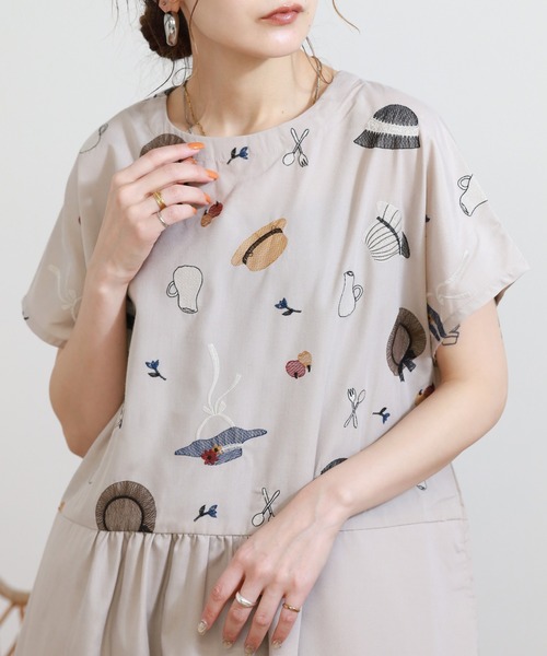 Emago(イマゴ)の「EMAGO いろんな帽子刺繍ワンピース 半袖(ワンピース・レディース・ベージュ/ネイビー・FREE)」の3枚目の写真