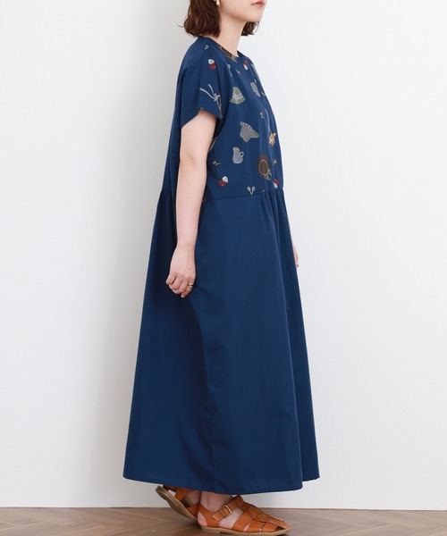 Emago(イマゴ)の「EMAGO いろんな帽子刺繍ワンピース 半袖(ワンピース・レディース・ベージュ/ネイビー・FREE)」の10枚目の写真
