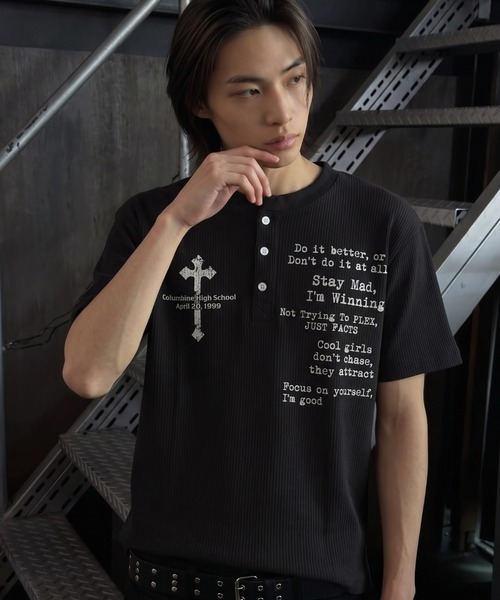 ARULE(アルール)の「A'GEM/9 × .kom 『ARULE/アルール』Cross Graphic Thermal Henley Neck T-Shirt/クロスグラフィック サーマルヘンリーネック Tシャツ(Tシャツ/カットソー・メンズ・ブラック/アイボリー・FREE)」の2枚目の写真
