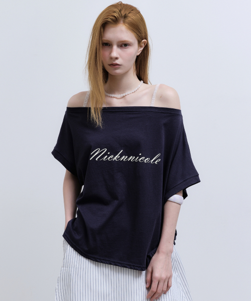 NICK&NICOLE（ニックアンドニコール）の「LETTERING OFF SHOULDER TOP_NAVY（Tシャツ/カットソー・レディース・その他・FREE）」の2枚目の写真
