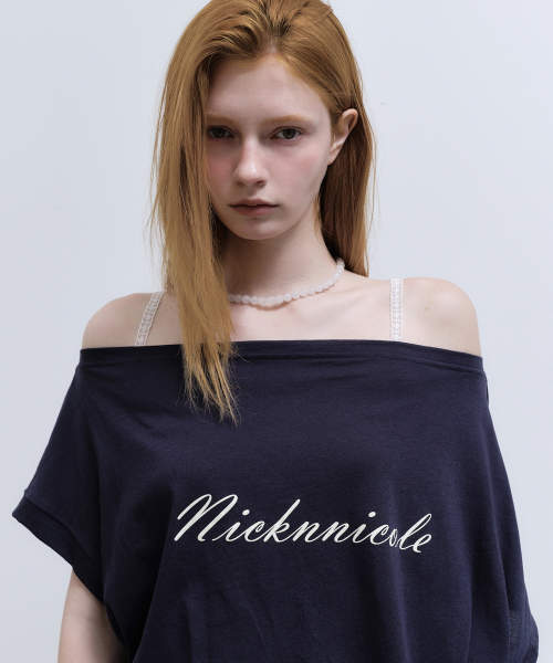 NICK&NICOLE（ニックアンドニコール）の「LETTERING OFF SHOULDER TOP_NAVY（Tシャツ/カットソー・レディース・その他・FREE）」の3枚目の写真