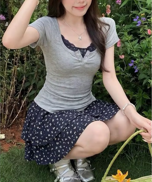 AsheKsha（アシクシャ）の「小花柄キャミソール＋U ネック半袖 本物 2 点セット（セットアップ・レディース・グレー・F）」の4枚目の写真