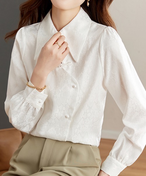 LUCPY（ラクピー）の「ジャガードパールボタンブラウス（シャツ/ブラウス・レディース・ホワイト・X-LARGE/LARGE/MEDIUM/SMALL）」の2枚目の写真