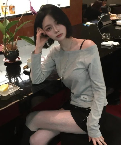 COIRIS（コイリス）の「◇COIRIS◇ブランド直輸入正規品/リブ オフショルダー ラグラン長袖Tシャツ Rib Off-Shoulder Raglan Long Sleeve Tee（Tシャツ/カットソー・レディース・ホワイト/グレー/ブラック・FREE）」の16枚目の写真