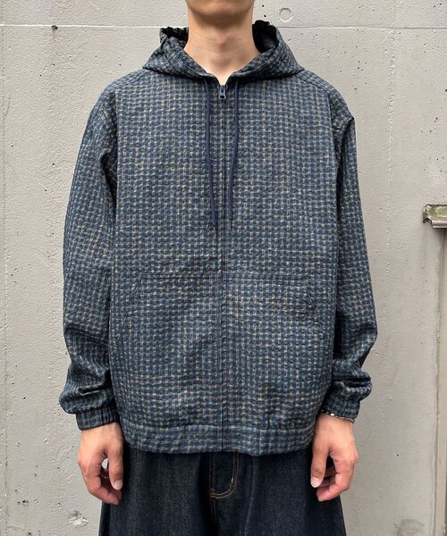 CIAOPANIC(チャオパニック)の「シアサッカーチェックフードブルゾン(パーカー・メンズ・ネイビー/ブラウン・LARGE/MEDIUM)」の3枚目の写真
