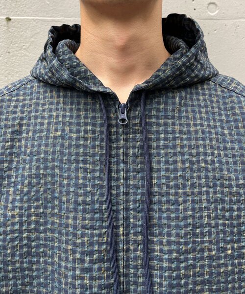 CIAOPANIC(チャオパニック)の「シアサッカーチェックフードブルゾン(パーカー・メンズ・ネイビー/ブラウン・LARGE/MEDIUM)」の6枚目の写真