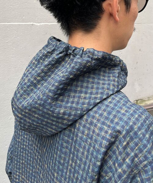 CIAOPANIC(チャオパニック)の「シアサッカーチェックフードブルゾン(パーカー・メンズ・ネイビー/ブラウン・LARGE/MEDIUM)」の7枚目の写真