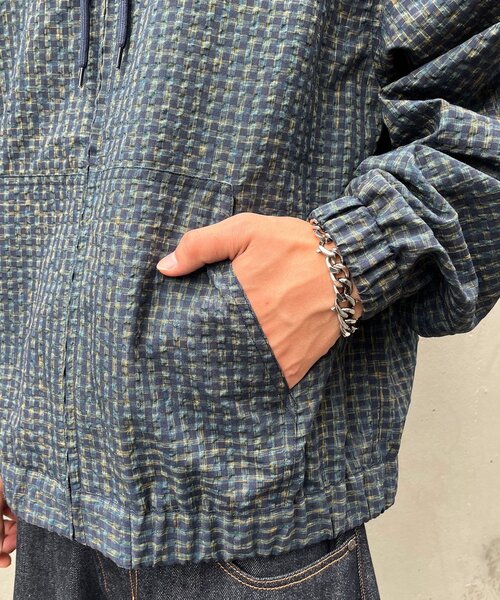 CIAOPANIC(チャオパニック)の「シアサッカーチェックフードブルゾン(パーカー・メンズ・ネイビー/ブラウン・LARGE/MEDIUM)」の8枚目の写真