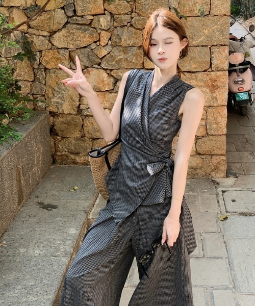 FAVORITO(ファヴォリート)の「ノースリーブトップスワイドパンツセットアップ(セットアップ・レディース・ダークグレー・S/L/M)」の4枚目の写真