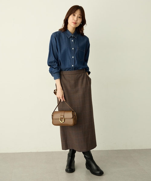 Petit Honfleur(プチオンフルール)の「レギュラーカラーデニムシャツ(シャツ/ブラウス・レディース・ネイビー/ブルー・9号/11号/13号)」の21枚目の写真