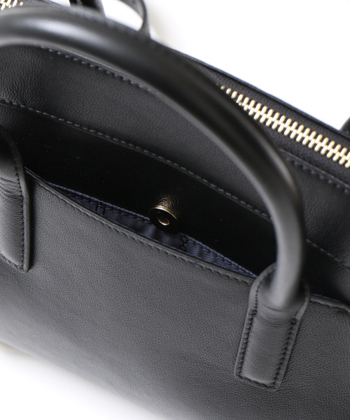 interstaple(インターステイプル)の「Kylie/トラペーズジップミニトート(トートバッグ・レディース・ブラック/ライトグレー/キャメル/ブルー・FREE)」の13枚目の写真