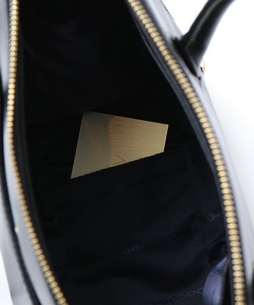 interstaple(インターステイプル)の「Kylie/トラペーズジップミニトート(トートバッグ・レディース・ブラック/ライトグレー/キャメル/ブルー・FREE)」の15枚目の写真