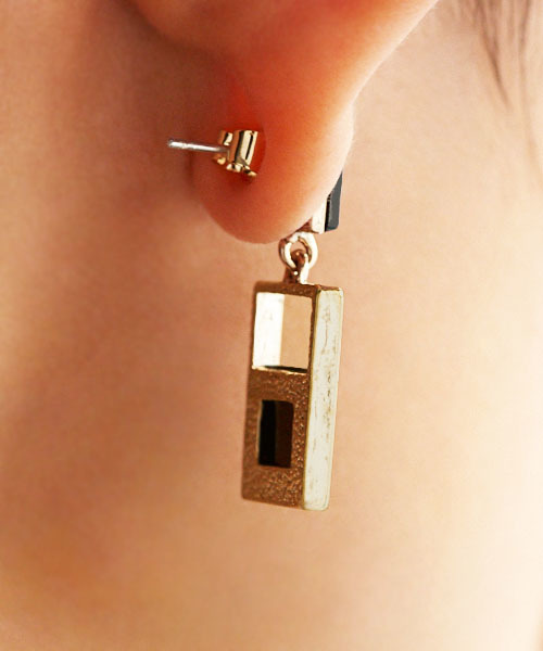 STYLE DELI(スタイルデリ)の「SQUARE pierce 002(ピアス(両耳用)・レディース・ゴールド・FREE)」の3枚目の写真