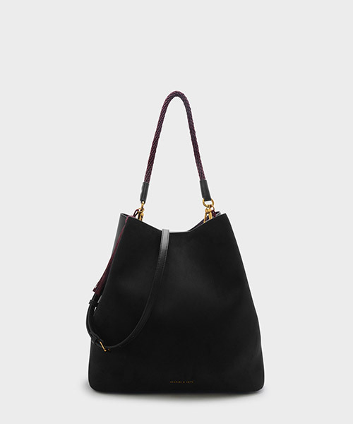 CHARLES & KEITH(チャールズ & キース)の「タッセルディテールショルダーバッグ / TASSEL DETAIL SHOULDER BAG(ショルダーバッグ・レディース・ブラック/バーガンディー・XL)」の2枚目の写真