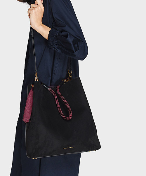 CHARLES & KEITH(チャールズ & キース)の「タッセルディテールショルダーバッグ / TASSEL DETAIL SHOULDER BAG(ショルダーバッグ・レディース・ブラック/バーガンディー・XL)」の5枚目の写真