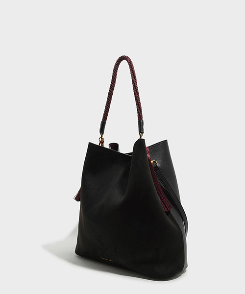 CHARLES & KEITH(チャールズ & キース)の「タッセルディテールショルダーバッグ / TASSEL DETAIL SHOULDER BAG(ショルダーバッグ・レディース・ブラック/バーガンディー・XL)」の7枚目の写真