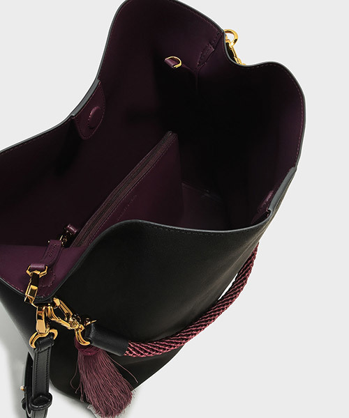 CHARLES & KEITH(チャールズ & キース)の「タッセルディテールショルダーバッグ / TASSEL DETAIL SHOULDER BAG(ショルダーバッグ・レディース・ブラック/バーガンディー・XL)」の9枚目の写真