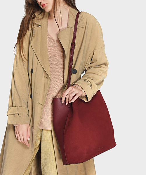 CHARLES & KEITH(チャールズ & キース)の「タッセルディテールショルダーバッグ / TASSEL DETAIL SHOULDER BAG(ショルダーバッグ・レディース・ブラック/バーガンディー・XL)」の4枚目の写真