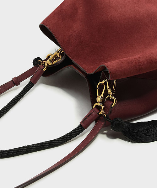 CHARLES & KEITH(チャールズ & キース)の「タッセルディテールショルダーバッグ / TASSEL DETAIL SHOULDER BAG(ショルダーバッグ・レディース・ブラック/バーガンディー・XL)」の12枚目の写真