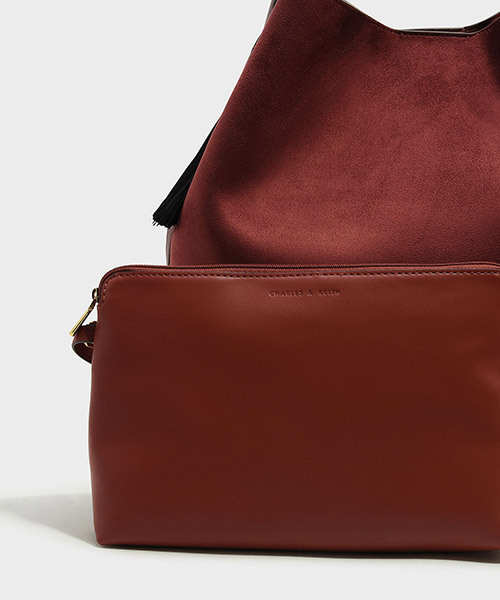 CHARLES & KEITH(チャールズ & キース)の「タッセルディテールショルダーバッグ / TASSEL DETAIL SHOULDER BAG(ショルダーバッグ・レディース・ブラック/バーガンディー・XL)」の3枚目の写真
