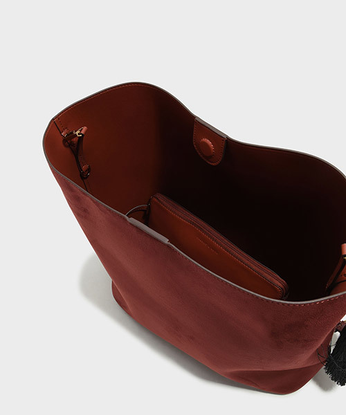 CHARLES & KEITH(チャールズ & キース)の「タッセルディテールショルダーバッグ / TASSEL DETAIL SHOULDER BAG(ショルダーバッグ・レディース・ブラック/バーガンディー・XL)」の6枚目の写真