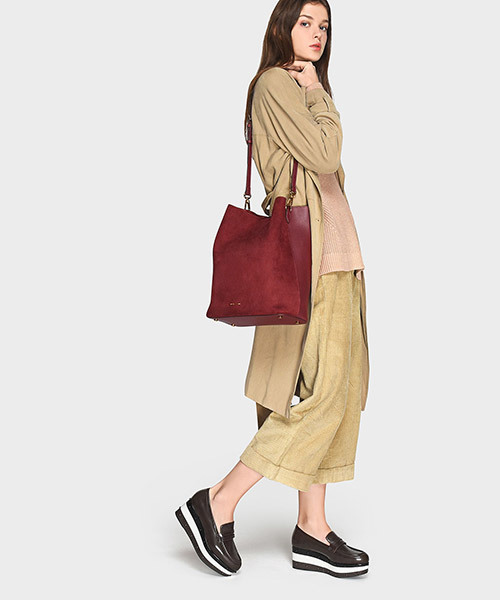 CHARLES & KEITH(チャールズ & キース)の「タッセルディテールショルダーバッグ / TASSEL DETAIL SHOULDER BAG(ショルダーバッグ・レディース・ブラック/バーガンディー・XL)」の8枚目の写真