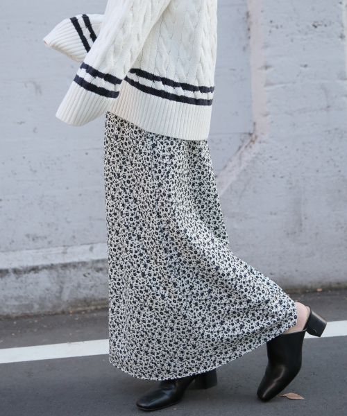 LOWRYS FARM（ローリーズファーム）の「フラワーマーメイドスカート　824845（スカート・レディース・ブラック/オフホワイト/イエロー/グリーン・FREE）」の2枚目の写真